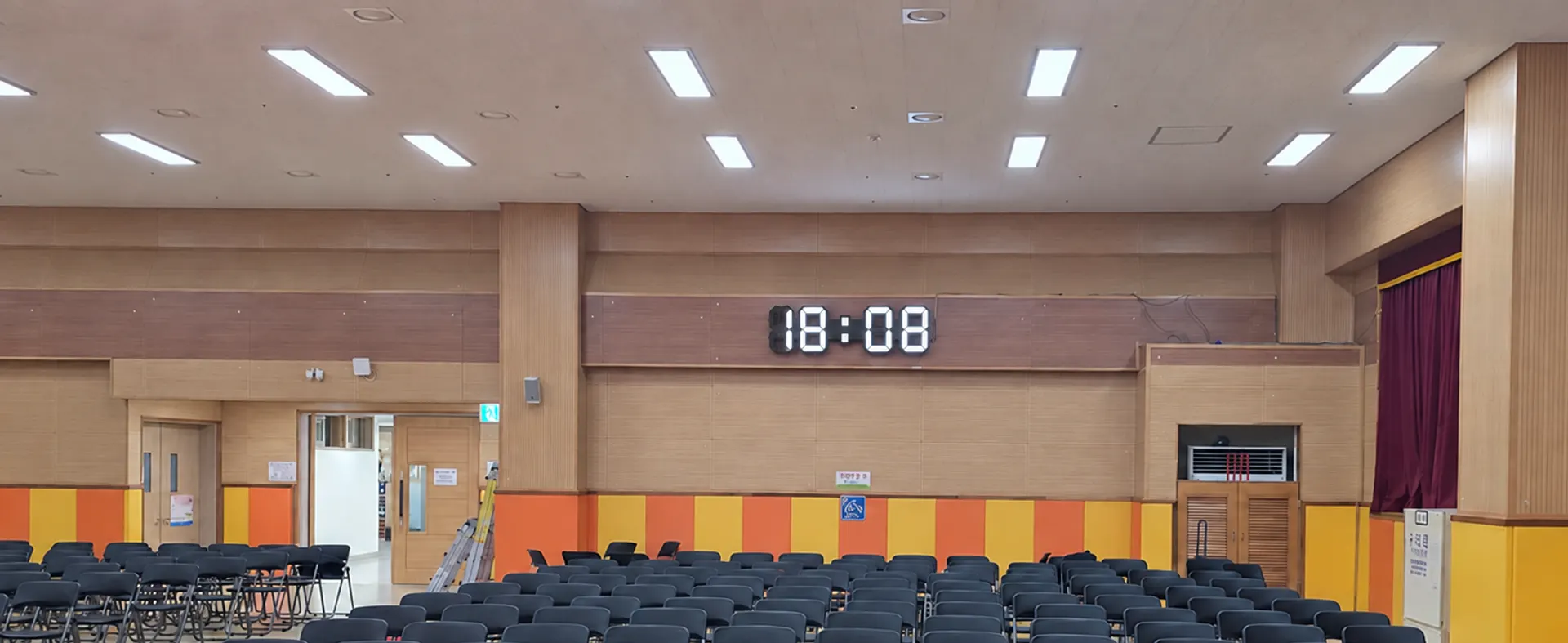 강당 벽면에 설치한 대형 LED 시계